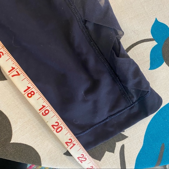 Lululemon Var City Crops 🌵6 - Picture 11 of 13